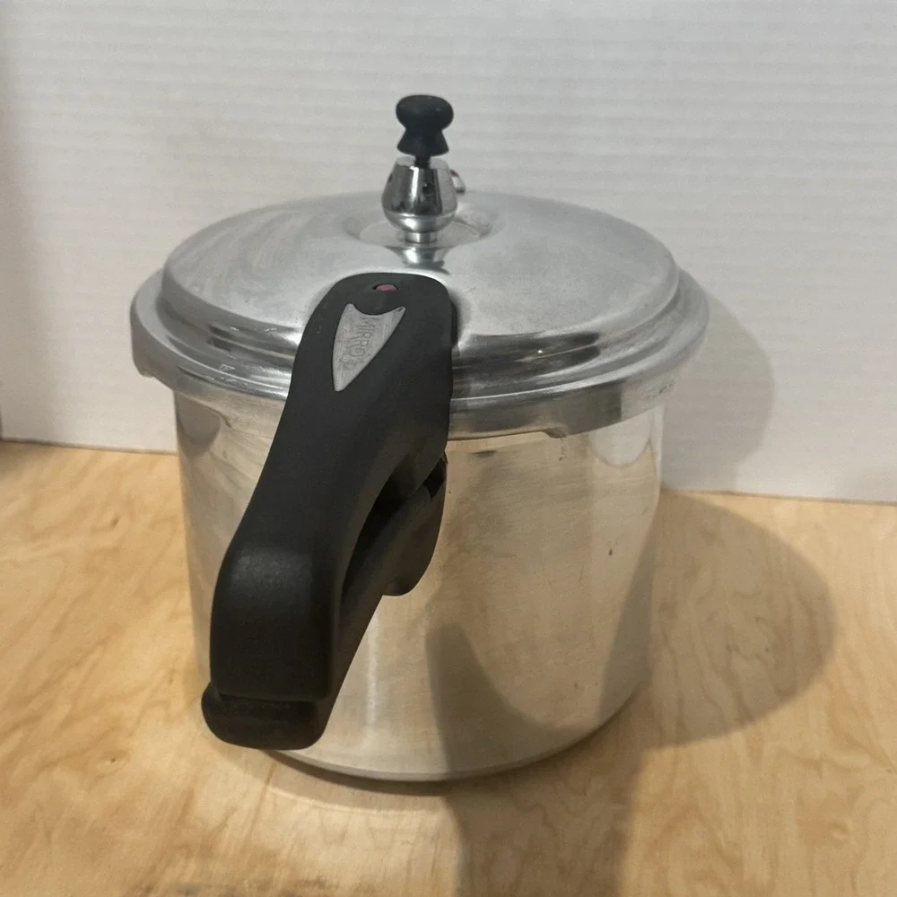 Mirro-Matic Pressure Cooker 92140 4 QT Silver Aluminum Never Used